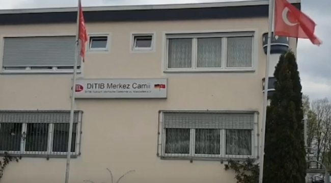 Müslümanlara moral için hoparlörden ezan okunuyor